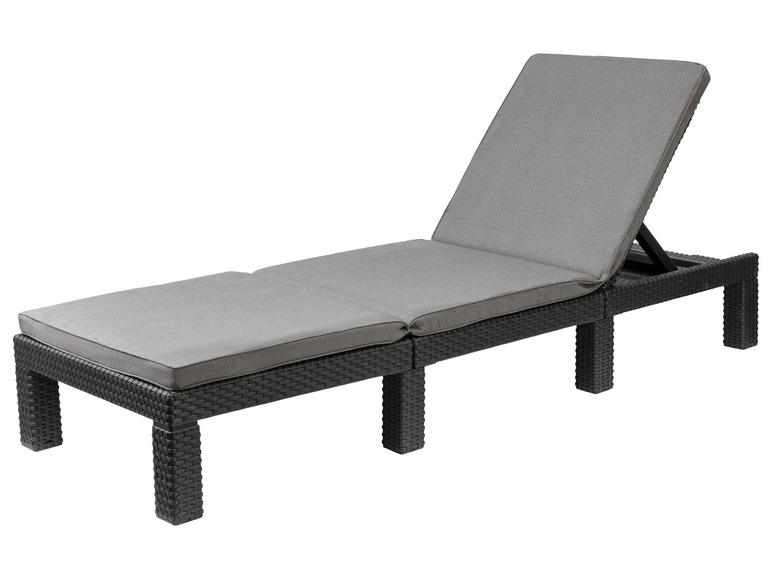 Un chaise longue en osier noir avec des coussins gris.