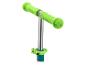 Guidon de trottinette vert avec le mot « SCOOTER » gravé.