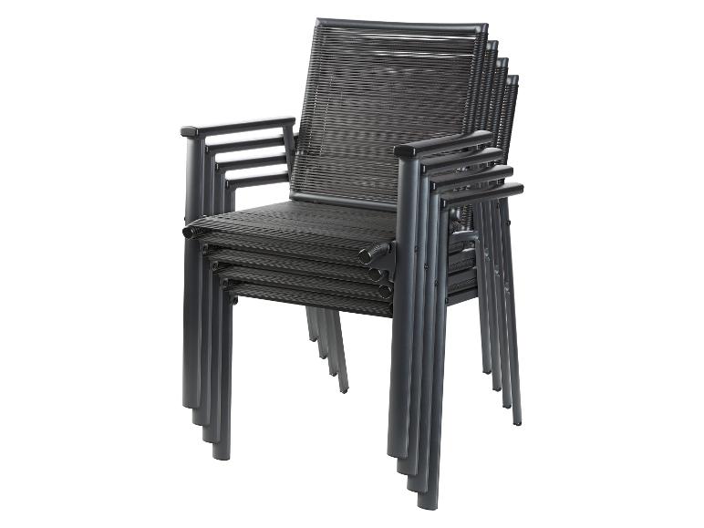 Quatre chaises de jardin noires avec siège tressé, empilées