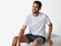 T-shirt gris clair et shorts bleus marine pour homme.