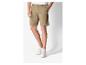 Un homme portant un short beige et des baskets blanches.