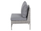 Une chaise en osier grise avec des coussins pour l'extérieur.