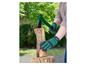 Une personne utilise une hache verte pour couper du bois avec des gants Parkside.