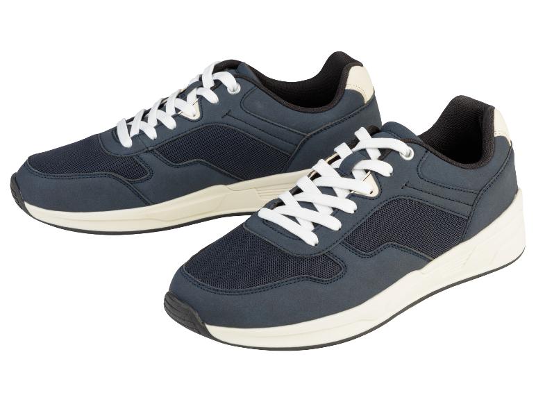 Deux paires de baskets bleu marine, style décontracté.