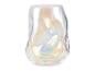 Un vase transparent et ondulé avec un éclat nacré.