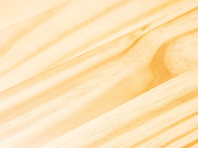 Gros plan sur une surface en bois clair.