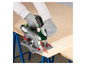Une personne utilise une scie circulaire Parkside pour couper du bois.