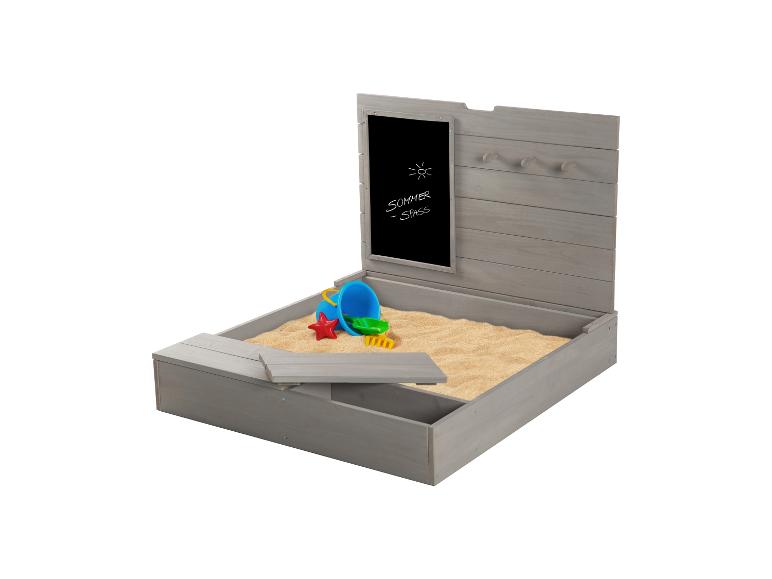 Bac à sable en bois gris avec banc intégré et tableau noir.