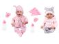 Deux poupées bébés en tenues roses avec biberons et sucettes.