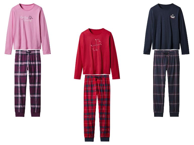 Trois ensembles de pyjamas : rose avec pantalon à carreaux, rouge avec pantalon à carreaux et bleu marine avec pantalon à carreaux.