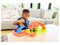 Enfant jouant avec le coffret de jeu Hot Wheels Monster Trucks.