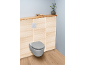 WC suspendu avec réservoir encastré et étagère en bois dans une salle de bain moderne.