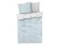 Une housse de couette et des taies d'oreiller avec un motif de fleurs blanches sur fond bleu.