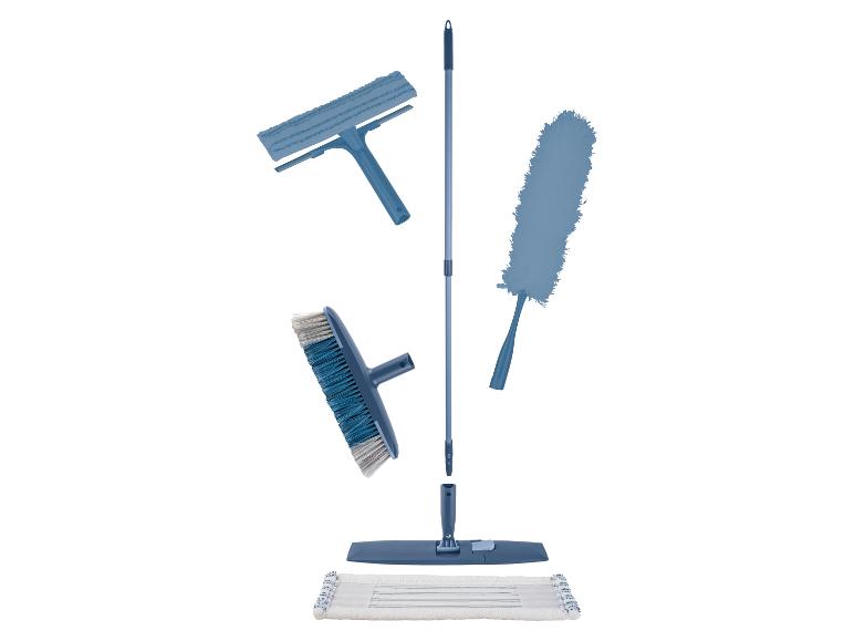 Un ensemble d'outils de nettoyage bleus, comprenant une serpillière, une raclette, une brosse et un plumeau.