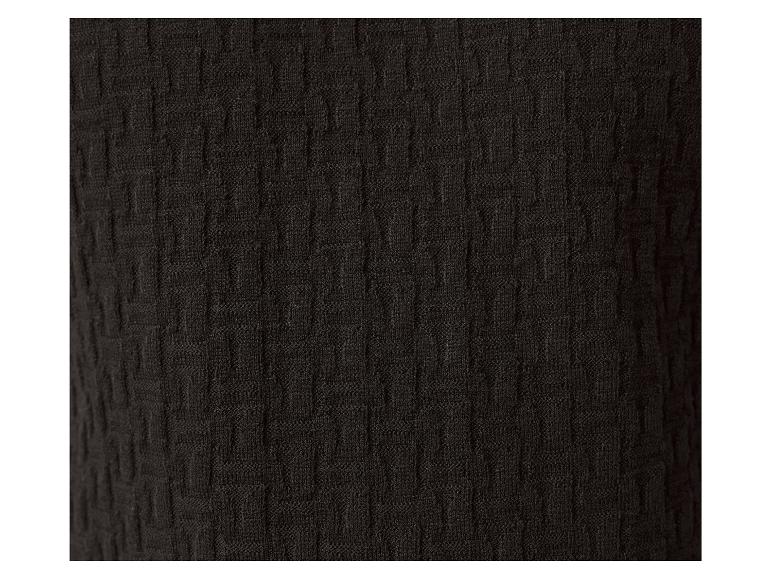 Gros plan sur un pull noir en maille avec un motif torsadé.