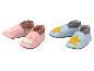 Deux paires de chaussons bébé : roses avec des oies et bleu clair avec des étoiles.
