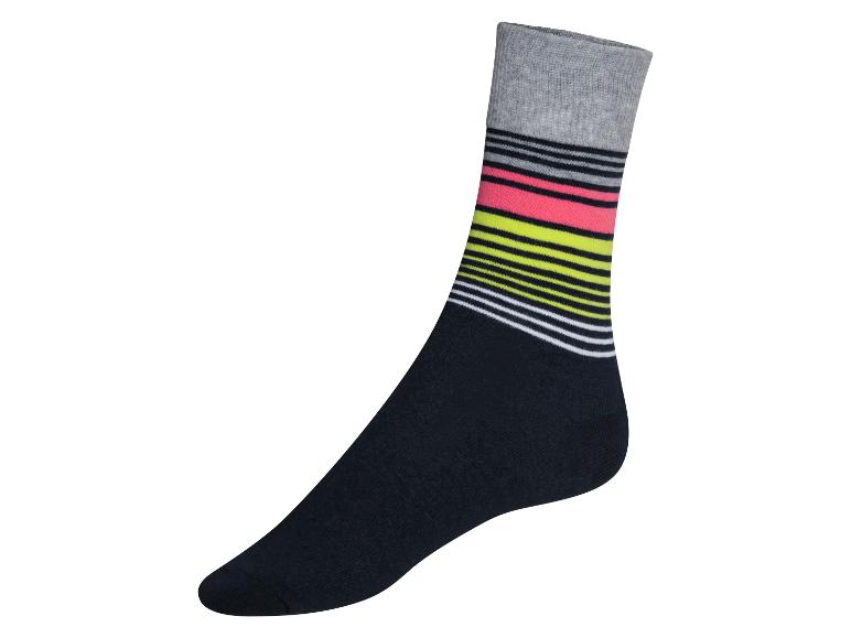 Une chaussette bleu foncé à rayures jaunes et roses.