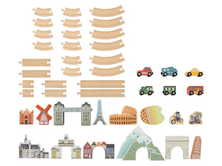 Un ensemble de train jouet en bois avec des rails, des véhicules et des bâtiments célèbres.