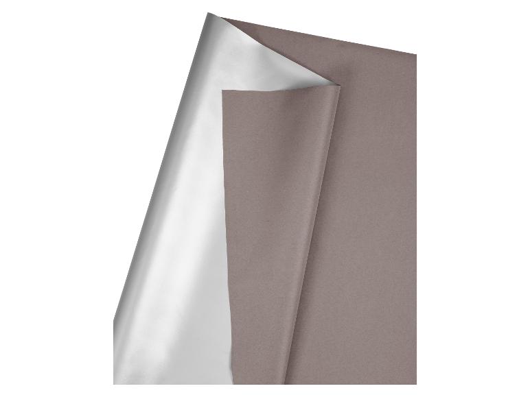 Papier cadeau gris et blanc plié.