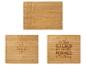 Trois planches à découper en bois avec des inscriptions gravées: 'Home Sweet Home', 'In This Kitchen We Count Memories Not Calories' et un motif géométrique.