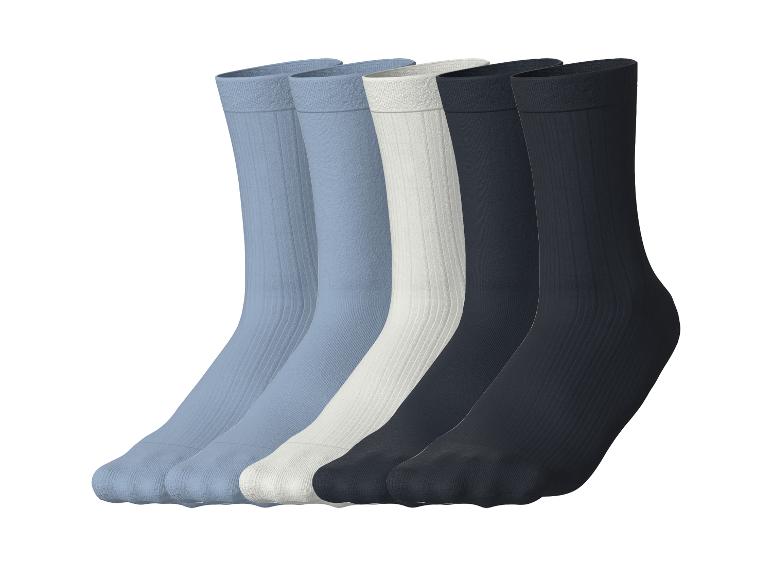 Lot de cinq paires de chaussettes pour hommes en bleu, blanc et noir.