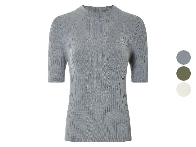 Un t-shirt gris à côtes et manches courtes.