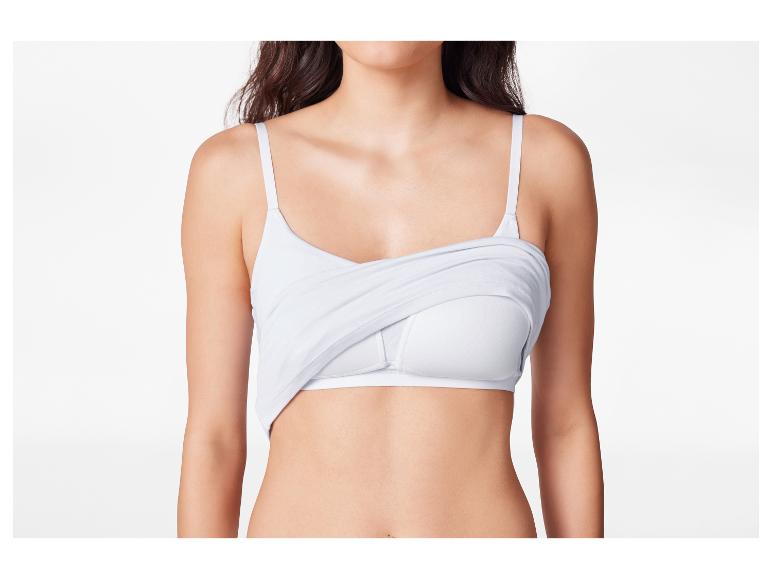 Femme portant une brassière de sport blanche avec une couche enveloppante.