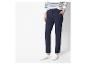 Pantalon bleu marine avec des baskets blanches.
