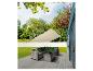 Auvent beige et salon de jardin en rotin sur une terrasse.