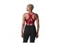Femme en brassière de sport rouge et pantalon de sport noir, vue de dos.