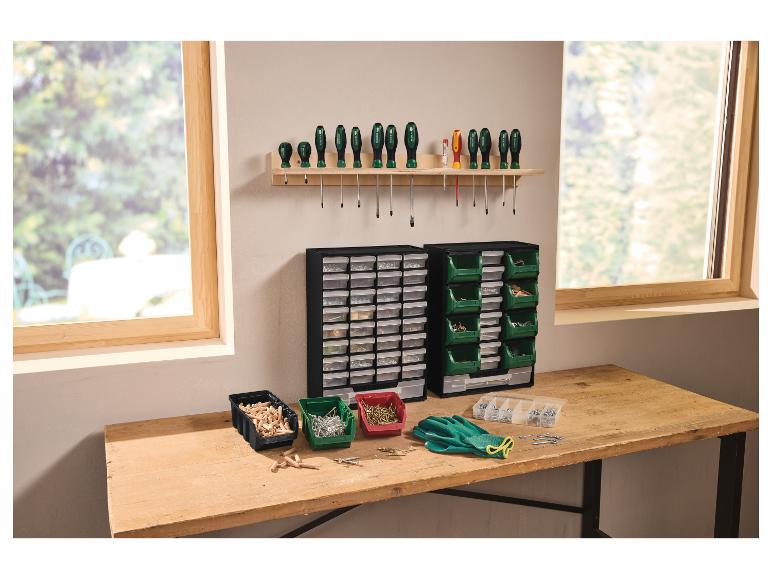 Gants PARKSIDE sur un établi à côté d'organisateurs d'outils.
