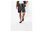 Shorts rayés noirs et baskets : look estival décontracté.