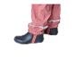 Pantalon de pluie rose avec réflecteurs et bottes de pluie bleu foncé.