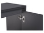 Une armoire grise avec une porte ouverte qui révèle une charnière en métal.