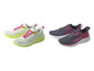 Deux paires de chaussures de sport Crivit, une paire blanche avec des lacets roses et une paire bleu foncé avec des accents roses.