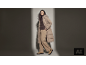 Femme en doudoune d'hiver beige, pull marron, pantalon et bottes