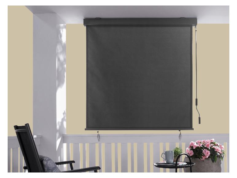 Store extérieur gris foncé sur une terrasse avec fauteuil à bascule et plantes.