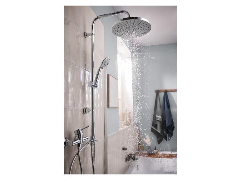 Douche de pluie chromée avec douchette et robinet dans une salle de bain moderne.