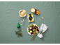 Rayon de miel, pot de miel et salade avec décorations de Noël sur fond vert.