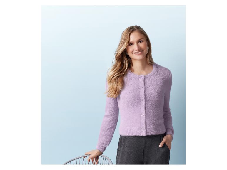 Femme portant un cardigan violet et un pantalon noir.