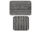 Ensemble de deux tapis de bain gris à rayures blanches, un horizontal et un vertical.