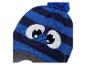Bonnet tricoté rayé bleu avec un visage souriant et un pompon.