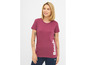 Une femme portant un t-shirt rose avec le logo 'Bench'.