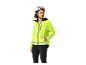 Femme portant un casque de vélo et une veste Crivit réfléchissante.