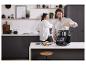 Couple utilisant un robot culinaire multifonction Magimix.