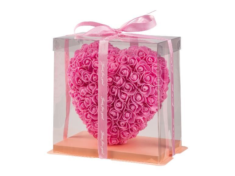 Cadeau de roses roses en forme de cœur dans une boîte transparente avec un ruban rose 'Just for you'