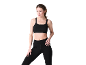 Femme en brassière de sport et legging noirs