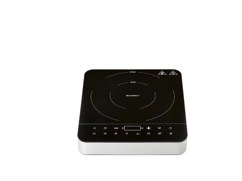 Une plaque de cuisson à induction noire avec une bordure argentée, de la marque SilverCrest.