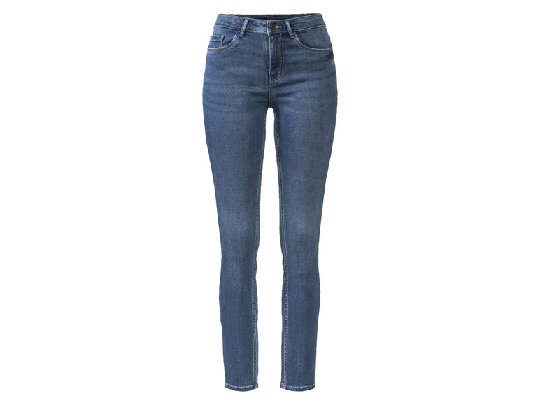 Un jean skinny bleu pour femme.
