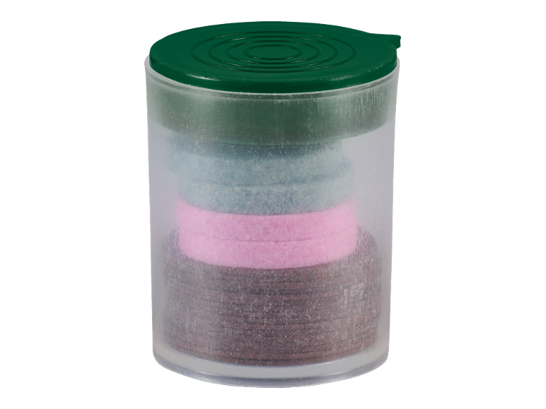 Récipient transparent avec des disques de feutre colorés et un couvercle vert.